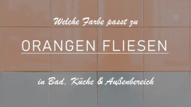 Ausschnitt eines Fliesenspiegels mit zwei Farben. Hierbei hat man sich für eine Farbkombination aus Orange und Hellblau entschieden. Das Bild ist leicht abgedunkelt, um den Titel besser lesen zu können. Der Titel lautet: Welche Farbe passt zu orangen Fliesen in Bad, Küche und Außenbereich.