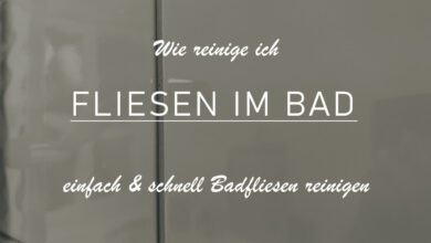 Einfaches Titelbild von einem Fliesenausschnitt im Bad. Darin ist eine Reflektion (ja so sauber sind die Fliesen) von der Dusche und dem Fenster zu sehen. Das Bild ist leicht abgedunkelt, um den Titel "Wie reinige ich Fliesen im Bad" besser lesen zu können. Dazu kommt der Subtitel "einfach und schnell Badfliesen reinigen".
